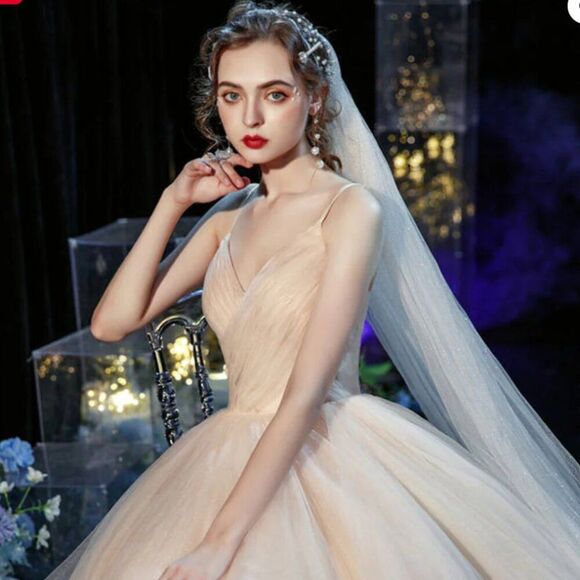 NWT WHITE V-Neck Tulle Tiered Wedding Dress Gown — Size M -Elegant Bridal Dress - Picture 9 of 13